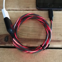 Rotes, leuchtendes Ladekabel für Smartphones mit Micro-USB-Anschluss