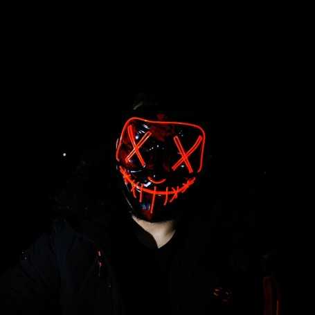 Rot leuchtende Horror-Maske